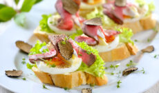 Garnierte Appetithäppchen mit Roastbeef,  schwarzer Herbsttrüf